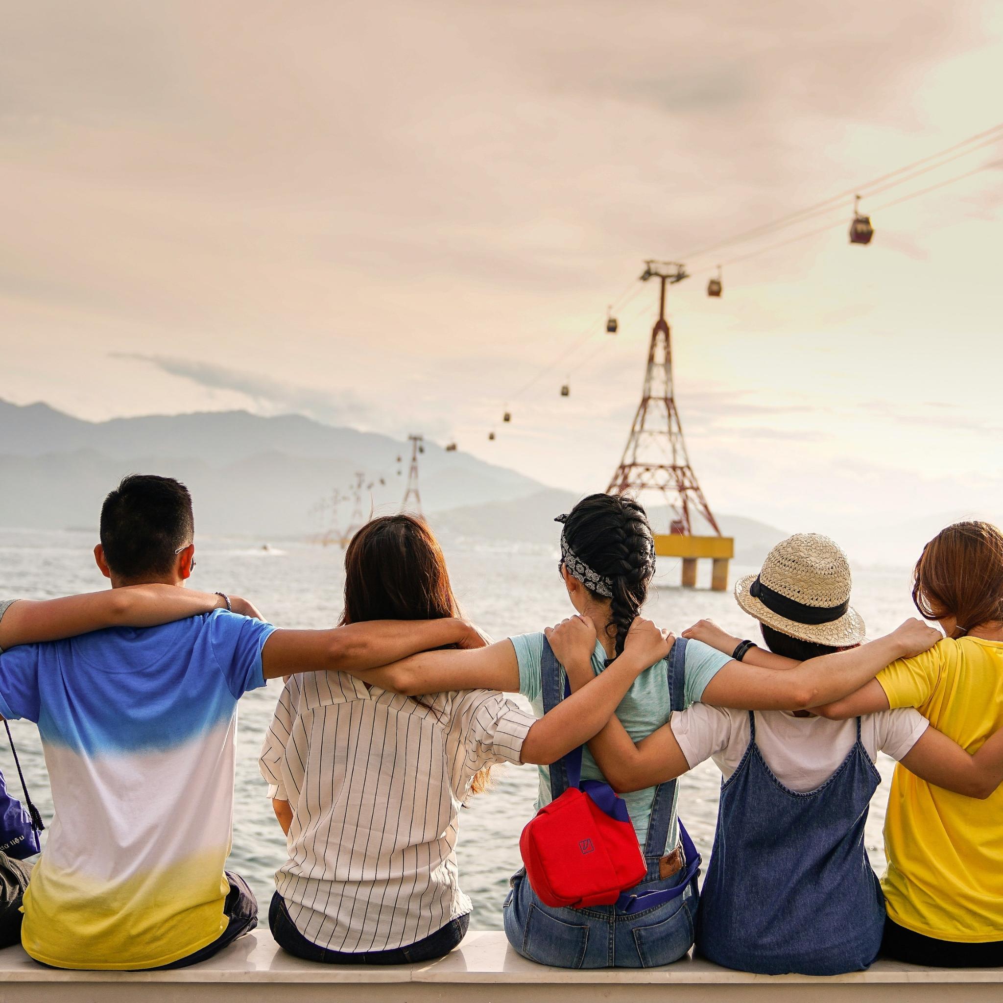 Eine Gruppe von Menschen in einer kargen Landschaft