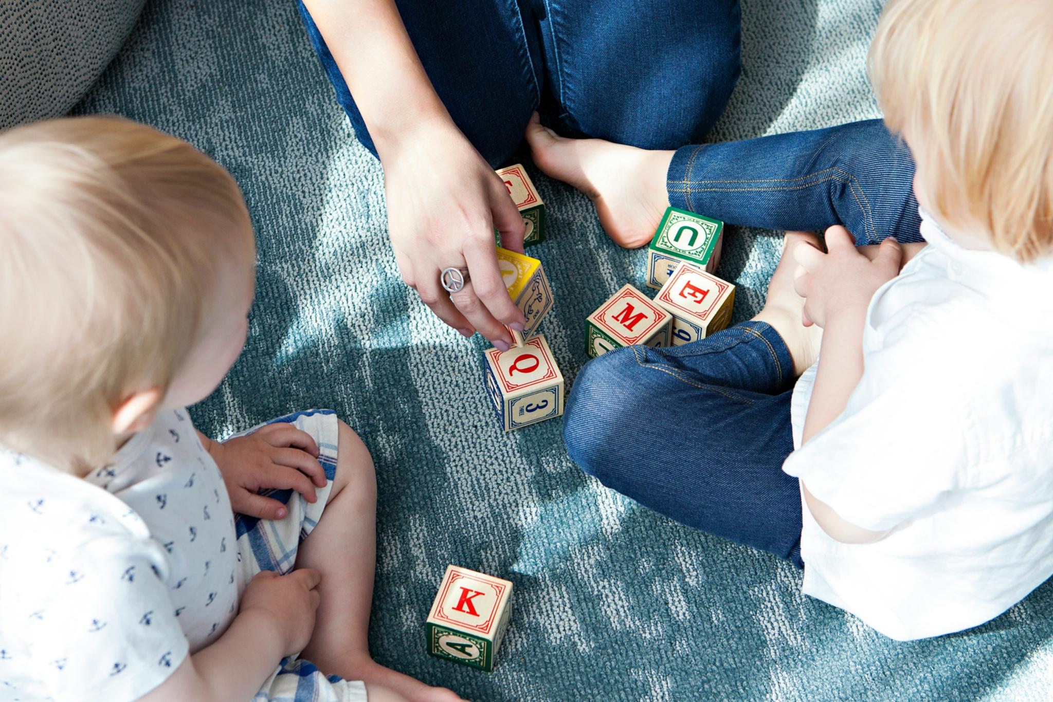 Spielende Kleinkinder