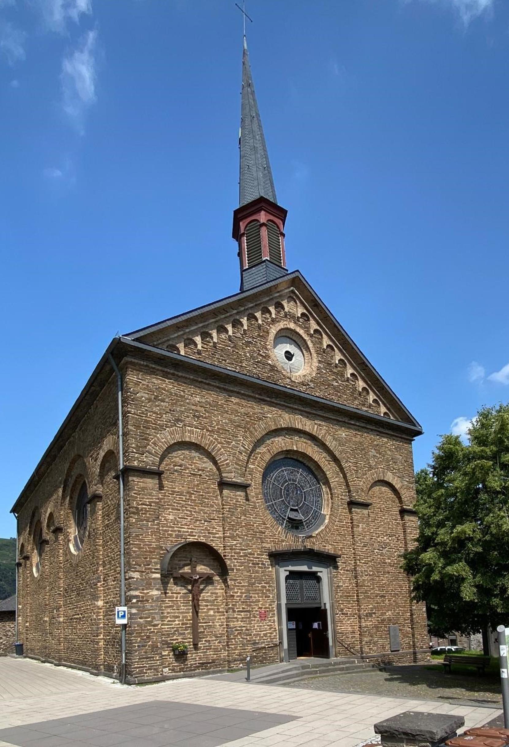 Außenansicht der Pfarrkirche St. Lubentius in Kobern