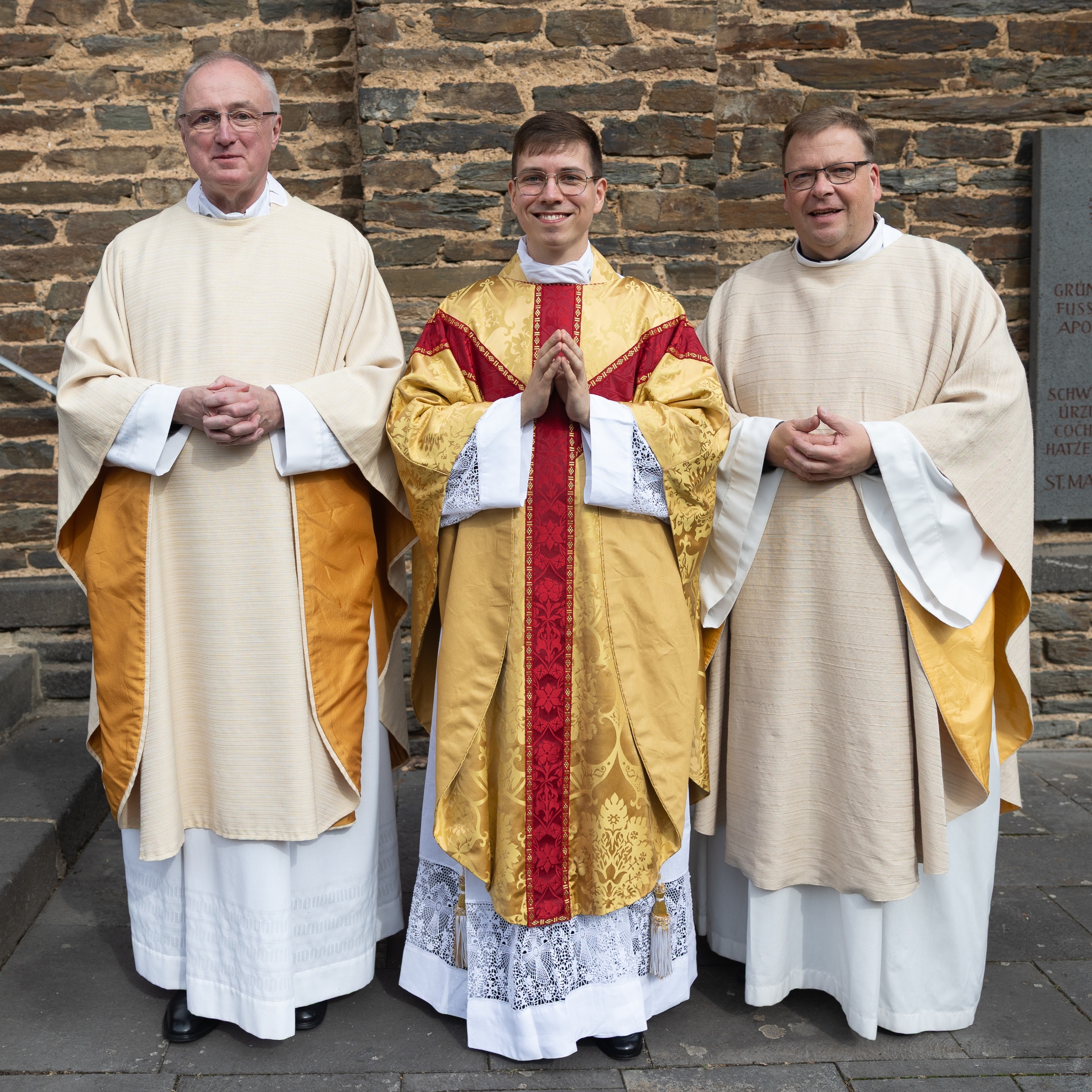 v.l.n.r.: Pfarrer Klaus Kohnz, Kaplan Johannes Gold, Pfarrer Stefan Dumont von links nach rechts: Pfarrer Klaus Kohns, Müllenbach, Johannes Gold, künftig Kaplan in Saarlouis, Pfarrer Stefan Dumont, Boppard