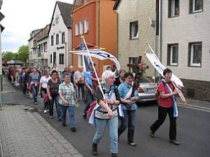 Eine Gruppe von Wallfahrern auf dem Weg durch Ochtendung