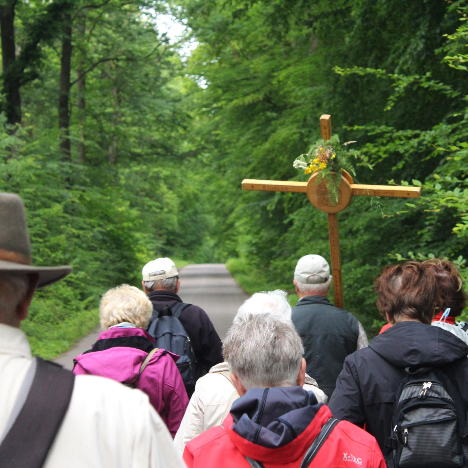 Eine Gruppe Personen auf einer Wallfahrt