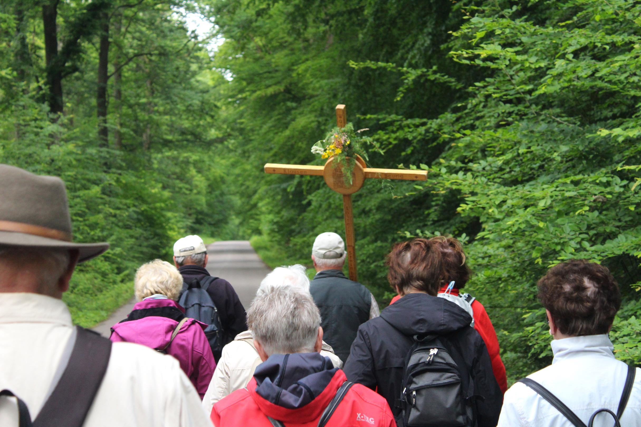 Eine Gruppe Personen auf einer Wallfahrt