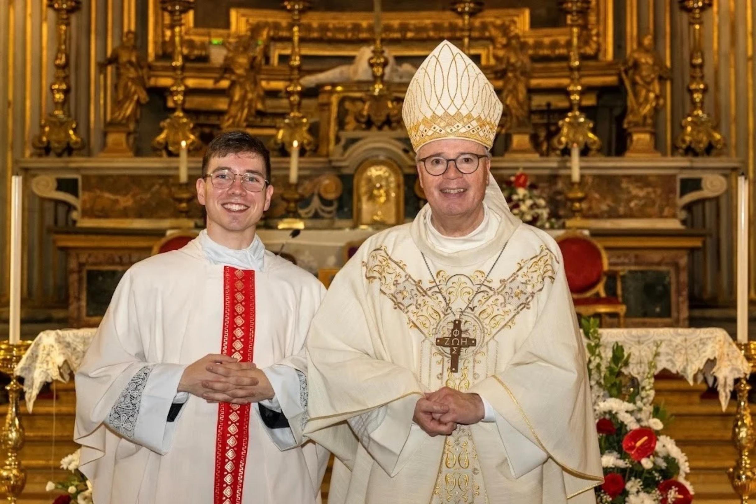 Auf dem Foto zu sehen sind Johannes Gold und der Bischof von Trier, Dr. Stephan Ackermann